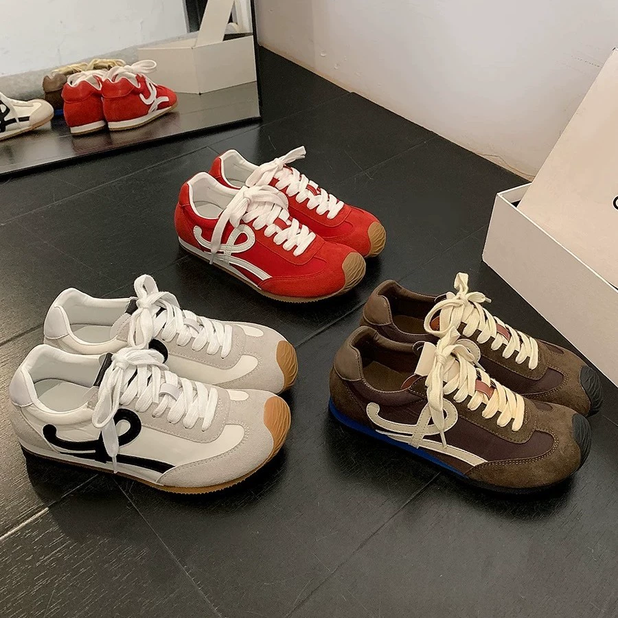 Ван Ибо с тем же асимметричным большим шнурком для обуви повседневный стиль