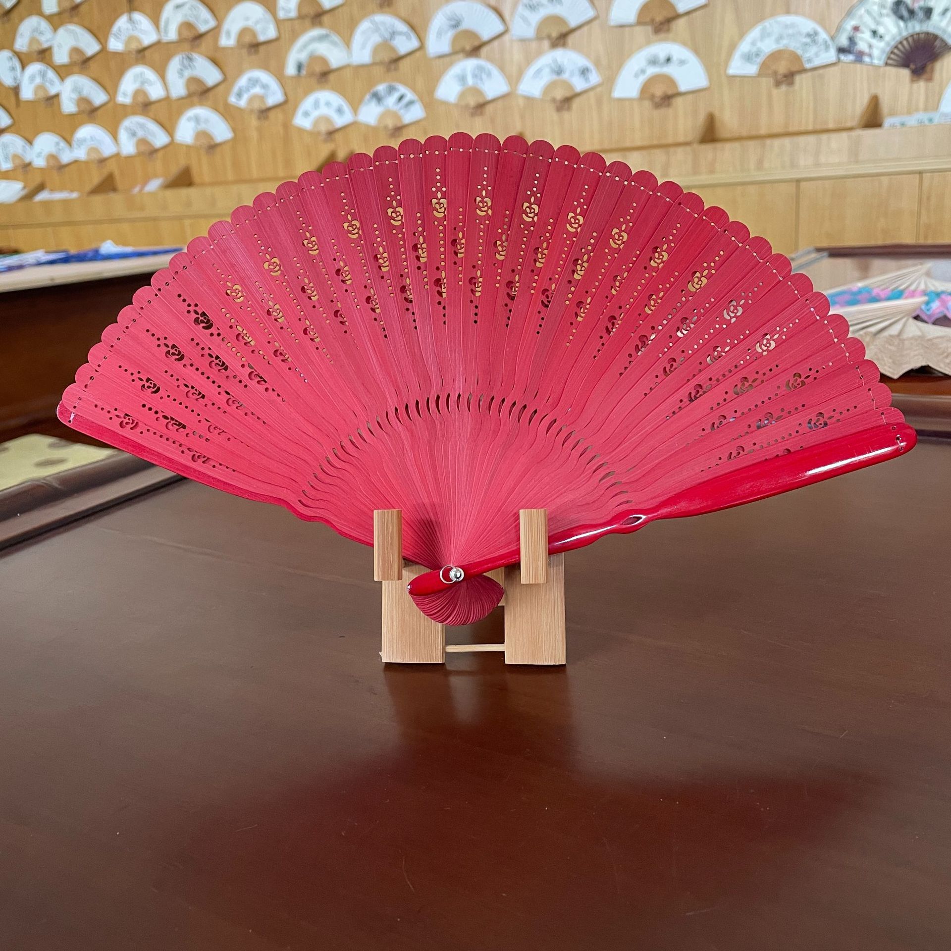 Estilo chino moda nacional de bambú hueco plegable completo ventilador de bambú ventilador de regalo de estilo europeo estilo antiguo hanfu plegable ventilador en stock al por mayor