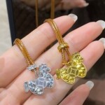 黄金色碎冰冰爆闪CNC发财小马钱币项链女吊坠配饰锁女士饰品