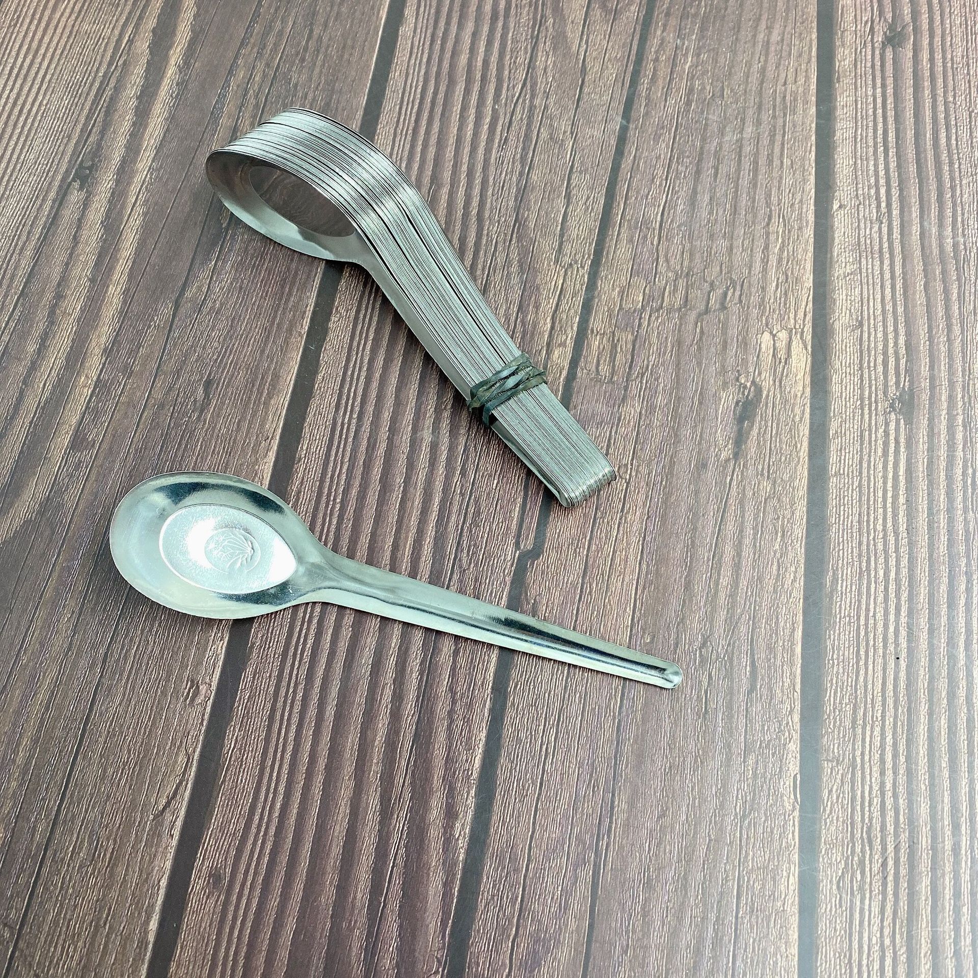 작은 평평한 숟가락