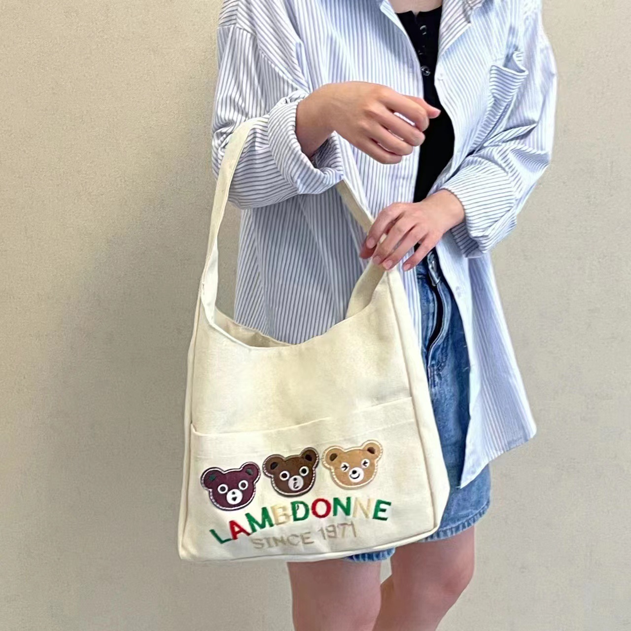 Travel canvas bag for women, single shoulder, 2023 new large-capacity student schoolbag, ins art Academy style cloth bag Application Scenario