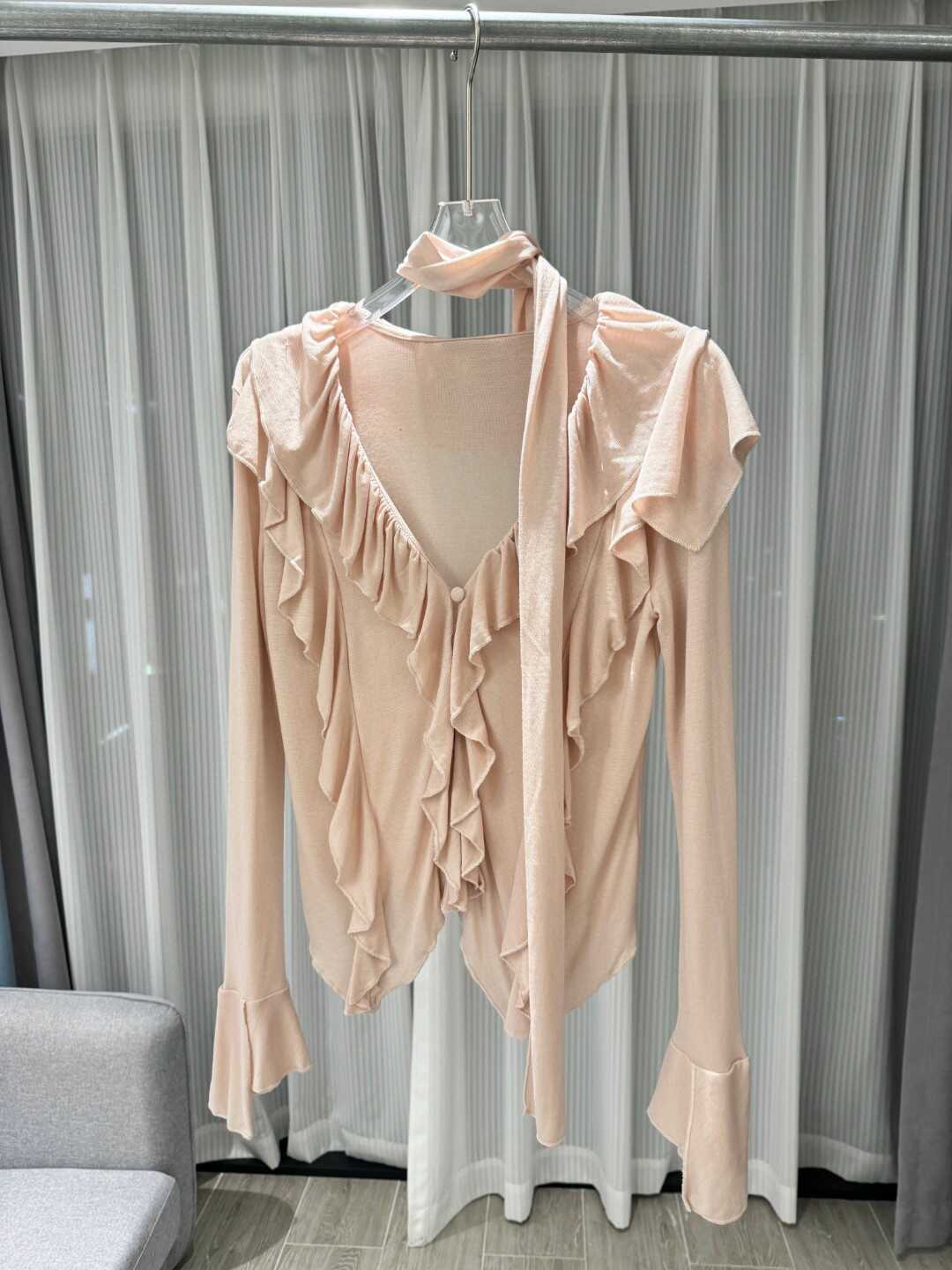 Early Autumn Dopamine Wear French Design Beautiful High-end Sense Super Good-looking Pink Ruffled Long-sleeved V-neck Shirt