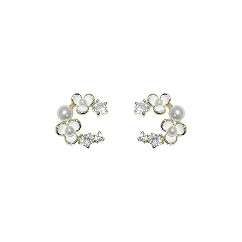 Pendientes de perlas de Camelia blanca francesa dulce de media luna, pendientes elegantes de alta gama de nicho retro para mujer