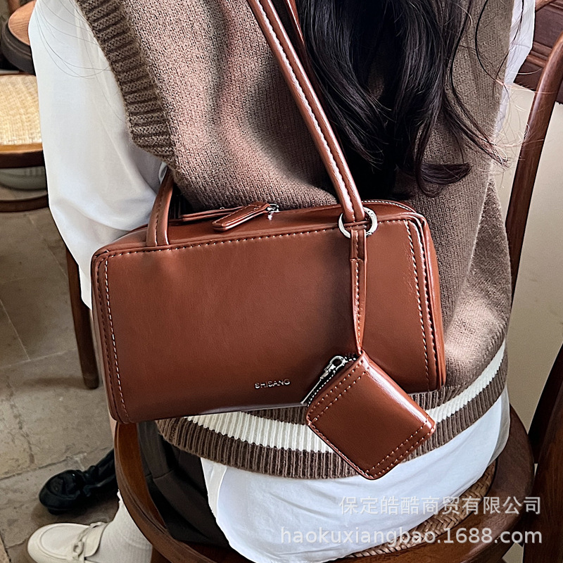 Korean Niche Underarm Bag For Women 2025 New Trendy Retro Handheld Bowling Bag Simple Shoulder Commuter Bag - Thumbnail 3