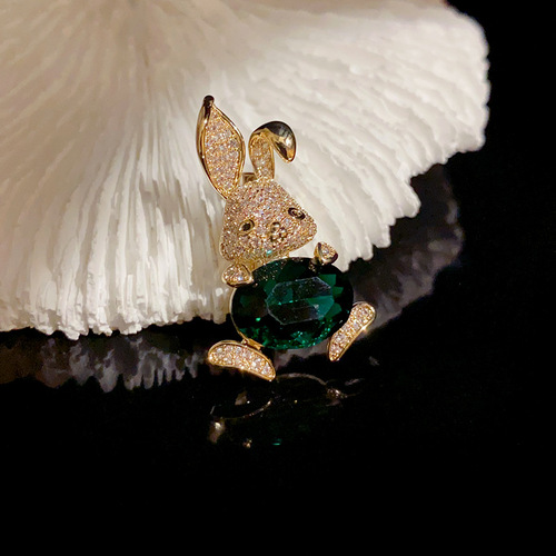 Light luxury, ultra-shiny, premium-quality, adorable rabbit brooch—vintage, niche-designed, fashion-forward, and uniquely crafted pin/necklace accessory