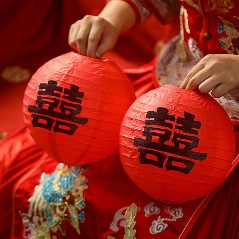 結婚の赤い喜字の提灯の中国式の字の結婚式の木は飾っています。|undefined