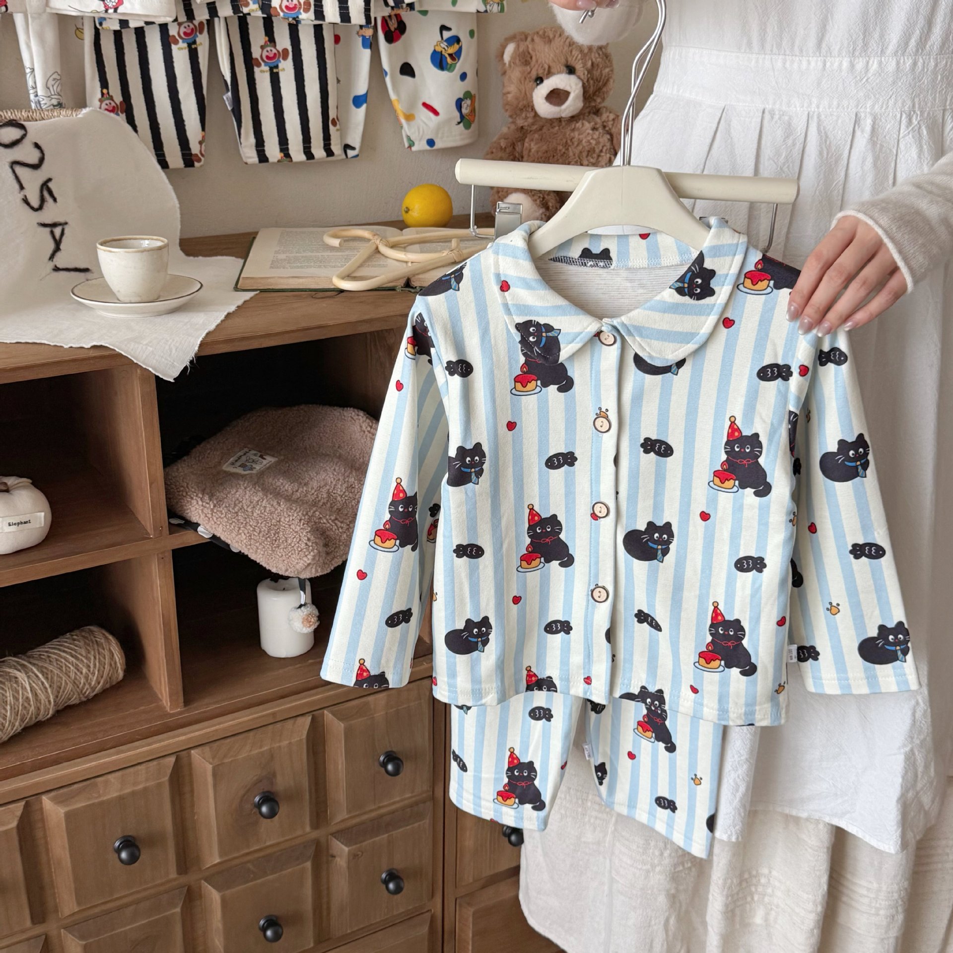 Niños primavera y otoño pijamas de terciopelo niños dibujos animados manga larga juego de ropa de casa dos juegos de cardigans con solapa