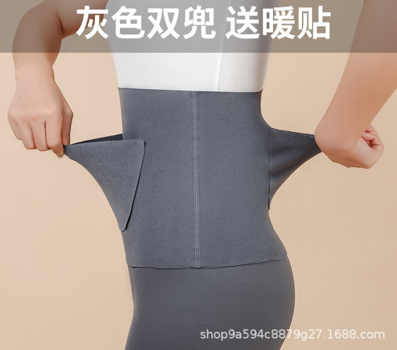 ポケット付きのベルト付きの女性はお腹を温めて胃を温めます。|undefined