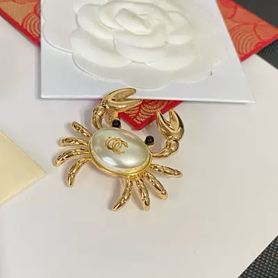 Yaxa sancaqları, Classic Chanel-Style High-End Gold-Plated - crab-brooch