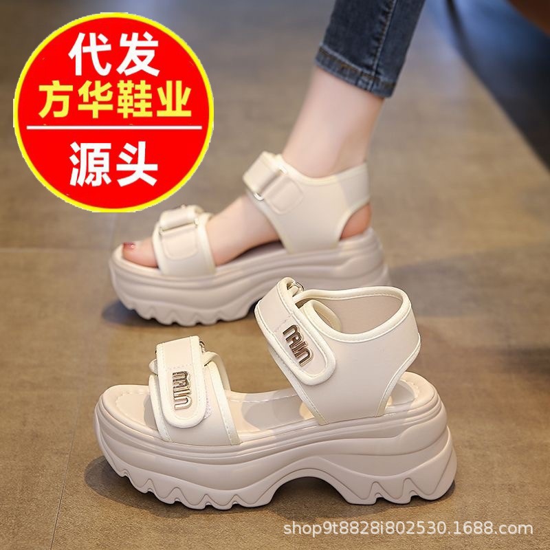 2026 nuevas sandalias de suela gruesa para mujeres verano aumentan la altura de los zapatos de muffins de velcro para usar zapatos de playa de moda