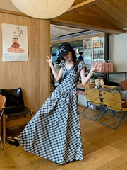 フランスのレトロな格子縞が色にぶつかって背中の方襟のワンピースの女性の夏の気質が腰を収めてやせているa字のスカートの長いスカートを現します。