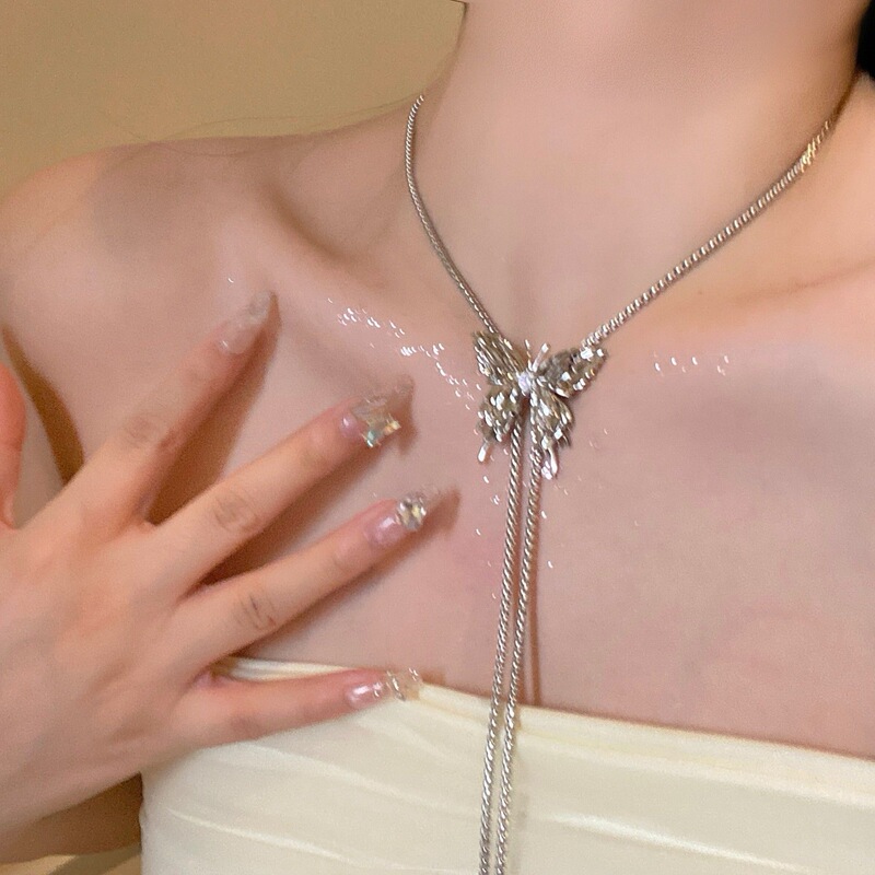 Pull-out butterfly necklace for women, 2023 new trendy and popular design, lightweight luxury, unique and eye-catching long clavicle chain, neck accessory for women