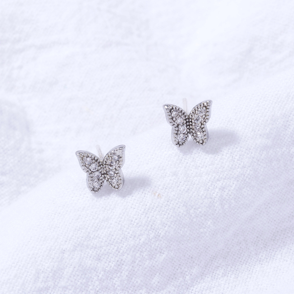 Pendientes Pequeños De Cobre Con Forma De Animal De Mini Mariposa Con Microincrustaciones De Circón Retro Simple display picture 5