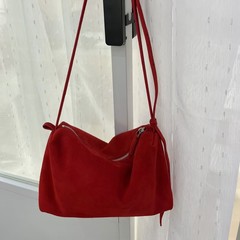 小衆はシンプルで、羊京絨枕豆腐バッグの真牛皮の斜めショルダーバッグの女性2024冬の新しい肩の斜めショルダーバッグです。