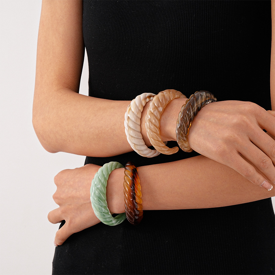 Pulseras de abertura de geometría de hilo acrílico retrógrado simple y exagerado temperamento de alta calidad para mujeres