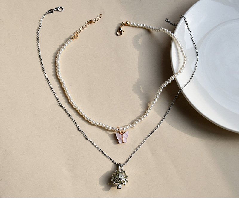 Retro Moonstone Necklace Pearl Butterfly Alloy Necklace display picture 2