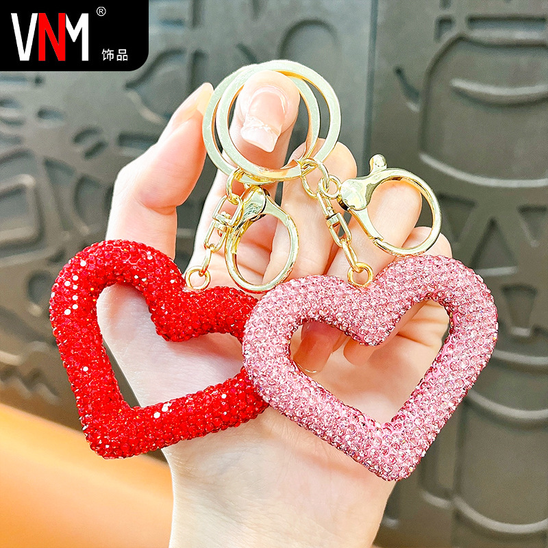 Llavero de corazón de melocotón de diamantes huecos, llavero de coche de amor de diamantes creativos, cubierta de auriculares portátil, colgante pequeño