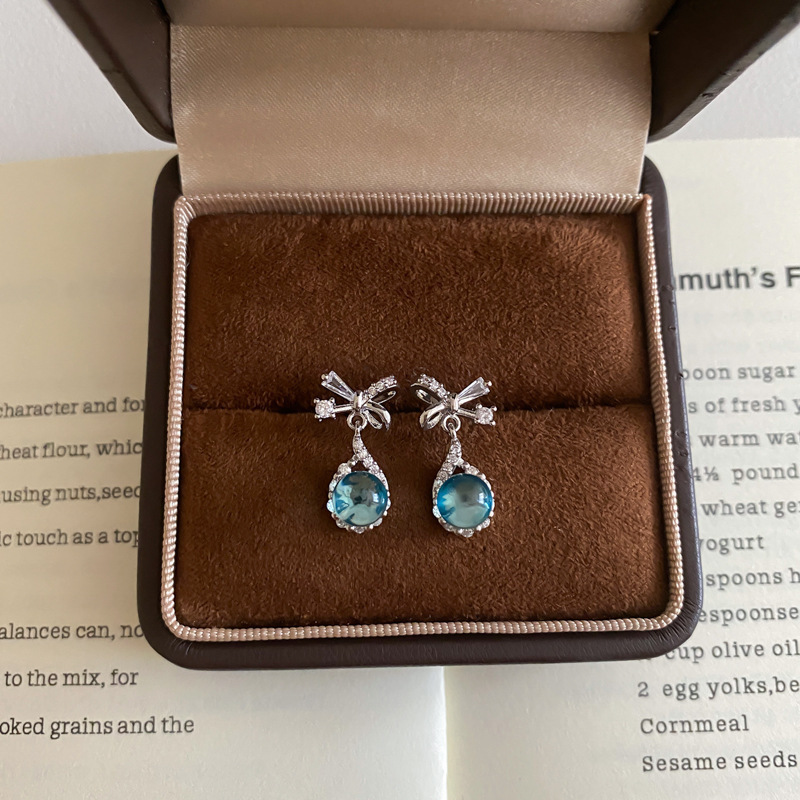 Earrings with zircon with bow