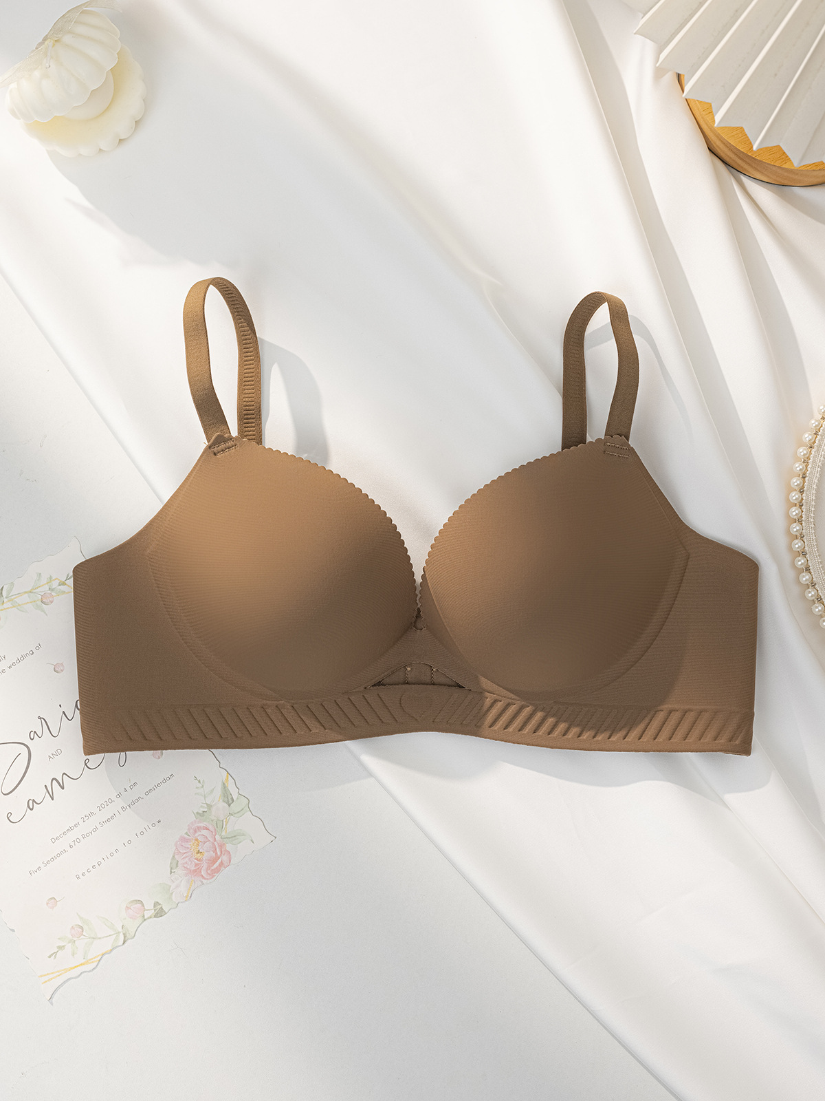 Venta directa de fábrica comercio electrónico transfronterizo Sudeste de Asia Vietnam Tailandia damas pecho pequeño simple sujetador ligero cómodo