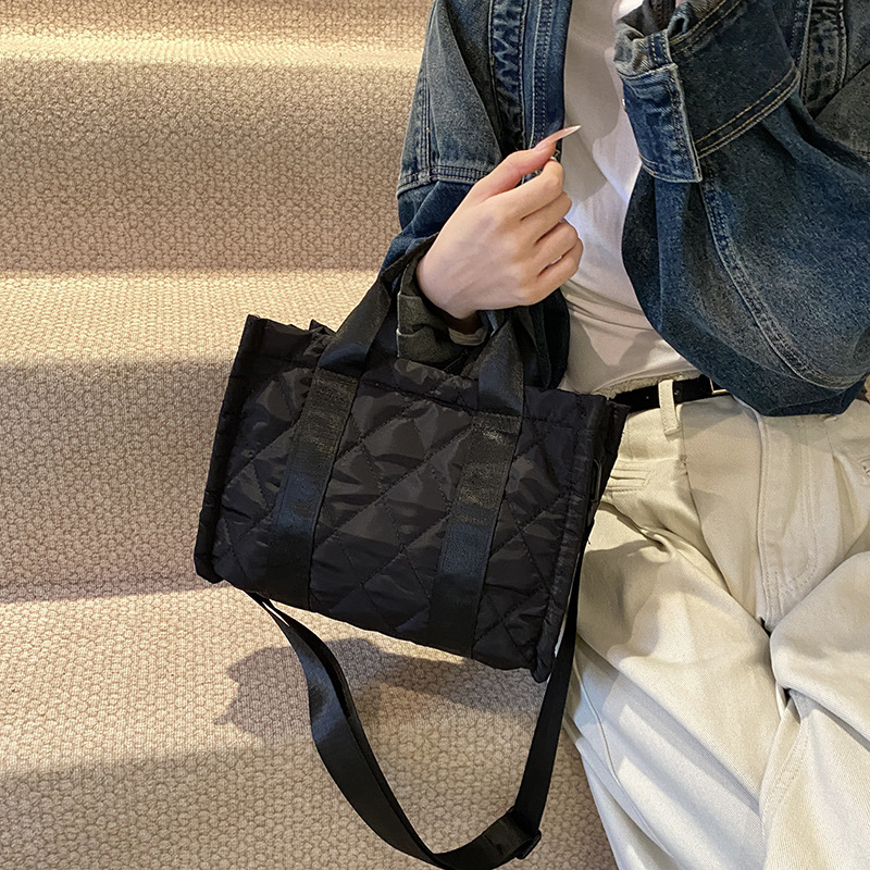 Otoño y invierno coreanos nuevos bolsos de algodón bordados universales 2024 textura pequeña fragancia de viento contra el color de diamante bolso de hombro portátil