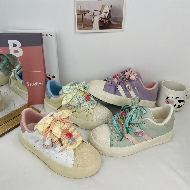 2024 primavera estudiantes zapatos de lona casuales bajos mujeres estilo coreano deportes ocio todo fósforo zapatos blancos estilo Hong Kong color caramelo image 3
