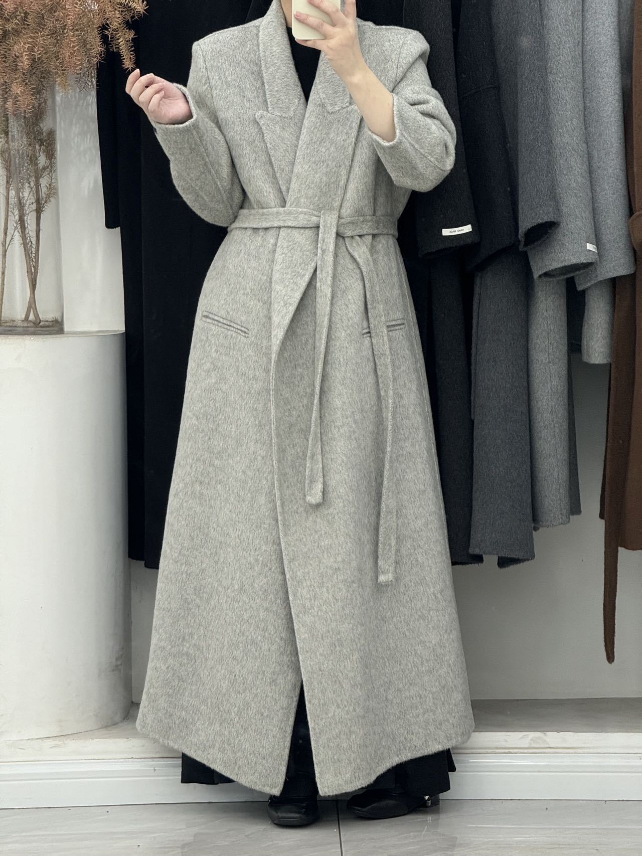 2025年秋冬新作、肩が自然な位置にあるゆったりとした両面ウールコート、女性らしいエレガントなロング丈、膝丈以上、高級感のある韓国風アウター