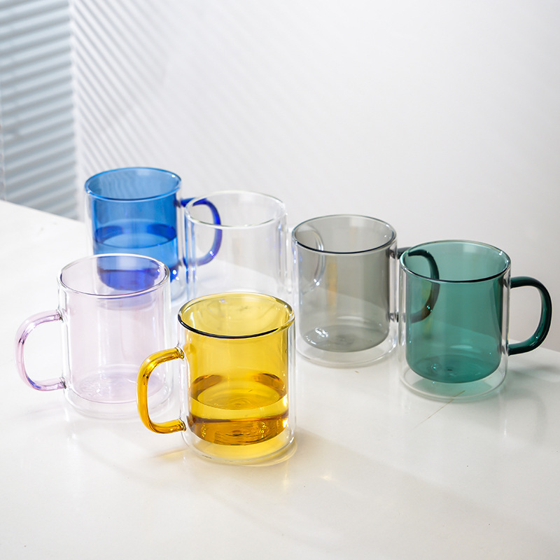 Mayorista ins simple viento alta resistencia al calor borosilicano taza de café cilíndrica con una copa de vidrio aislante de doble capa de color