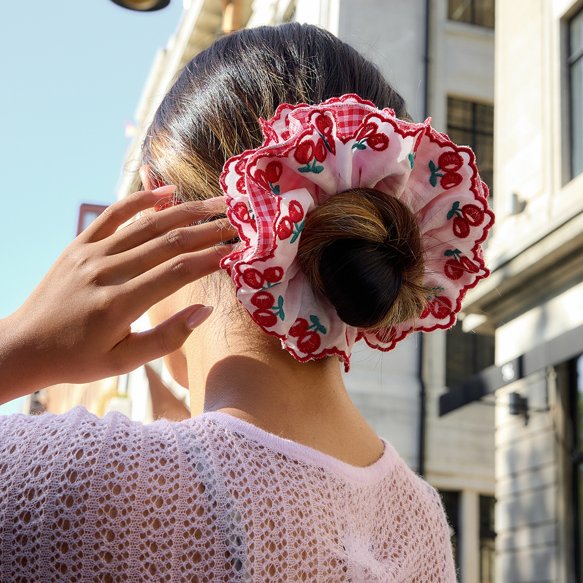 Elegante haarscrunchie met rode kersen en ruches voor dames_voghion.com