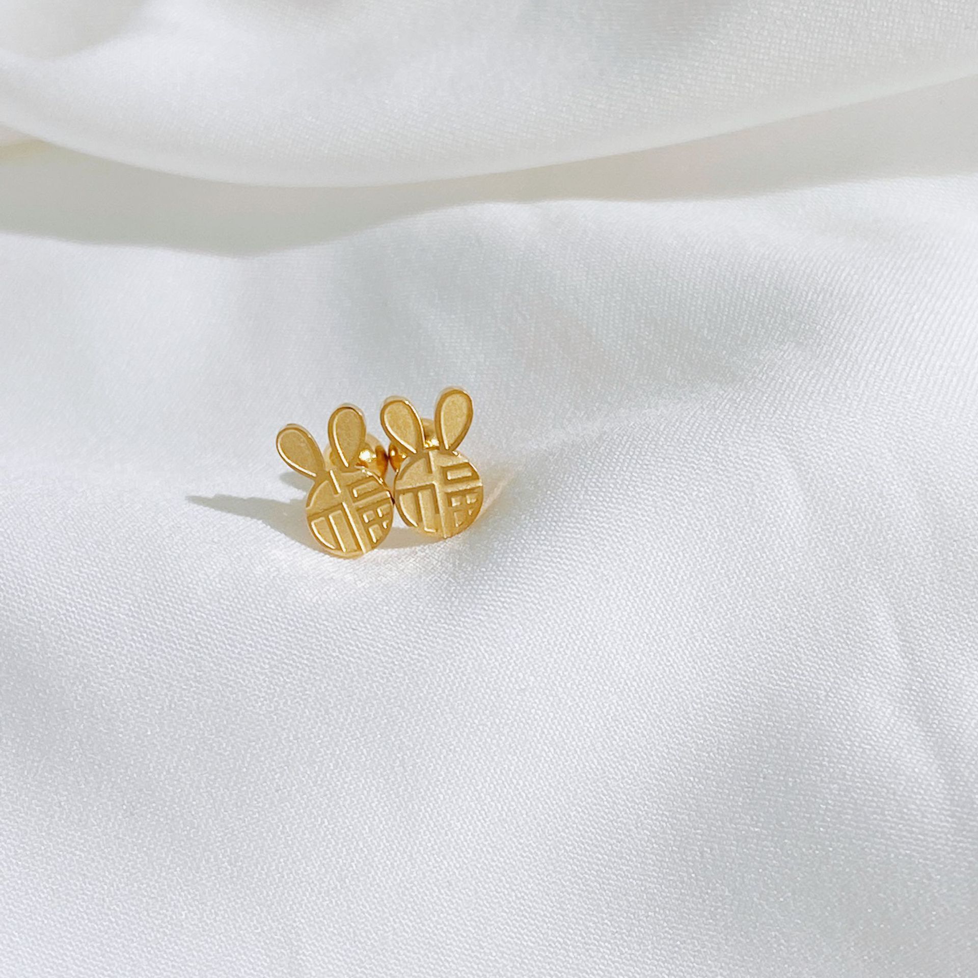 Retro Rabbit Titanium Steel Plating Artificial Pearls Ear Studs 1 Pair