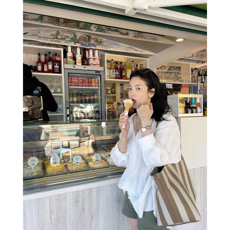 The New 2026 Autumn Collection Features a Lightweight Striped Sun-Protective Shirt in the Same Style as Korean Designer Mo*A and Song Hye-Kyo