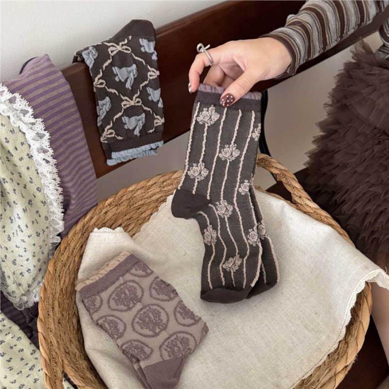 Japanese-style retro color-blocked embossed pattern mid-calf socks for women, featuring floral and plant designs, perfect for spring and summer, trendy and stylish