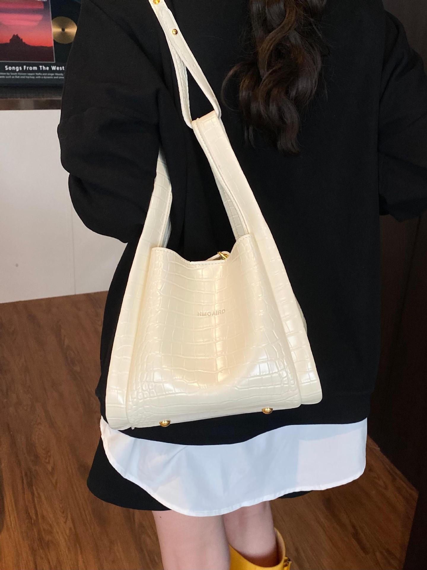 Bolso de cubo de mano de estilo explosivo con patrón de cocodrilo transfronterizo para mujer 2025 nuevo bolso de hombro con textura versátil bolso de mensajero súper caliente