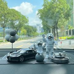 宇航員汽車小擺件高檔男車載香薰高級感香水創意太空人車內裝飾品
