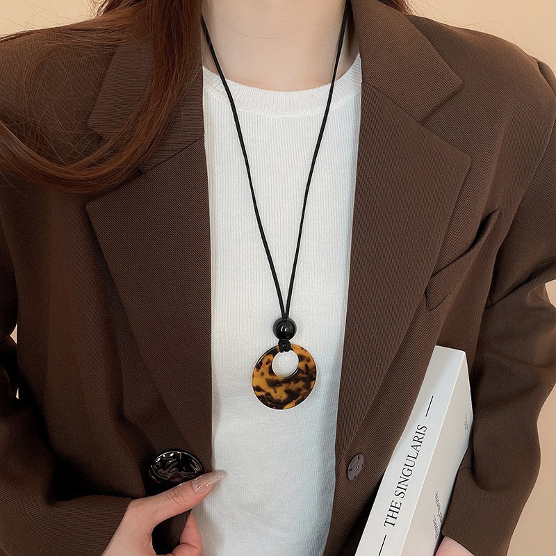 Nuevo estilo de cuero chino, colgante, collar de borlas, estilo étnico femenino, cadena de suéter retro de nicho, moda, artículos de alta gama