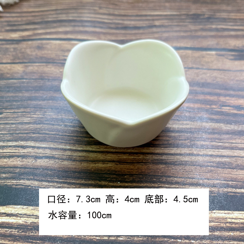 꽃잎이 있는 작은 평평한 그릇