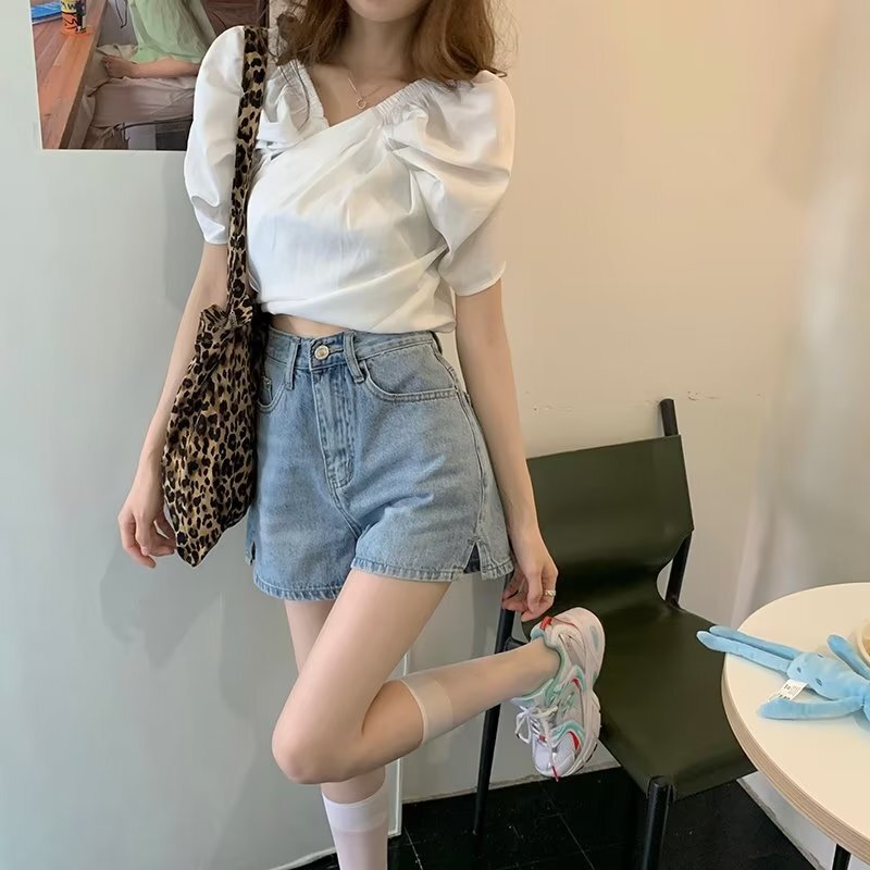 夏のハイウエストのデニムのショートパンツの女性のギャルはやせています。|undefined