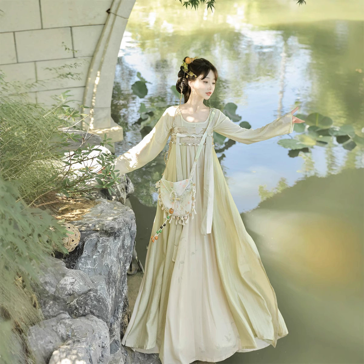 Huayu Ci [Floating Life] Женский комплект Cheongsam в национальном стиле Hanfu с оригинальным дизайном в стиле Тан, длиной до талии, на лето.