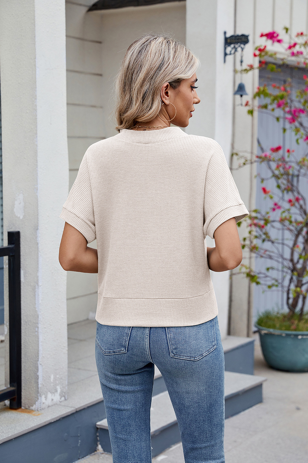 Damtopp i våffelstickat med v-ringning och knappar_voghion.com