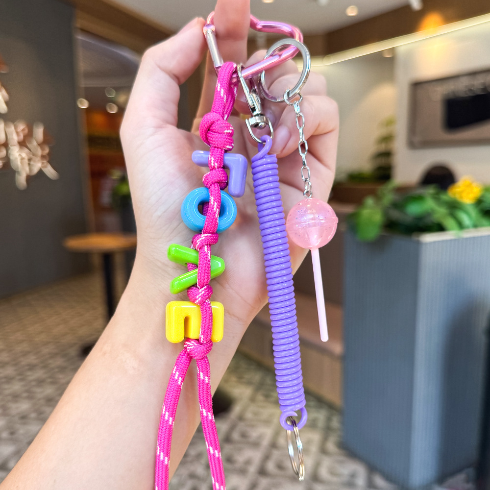 Nuevos productos transfronterizos creativos de letras de color cuerdas trenzadas llavero amor dibujos animados accesorios de diseño bolsos colgantes
