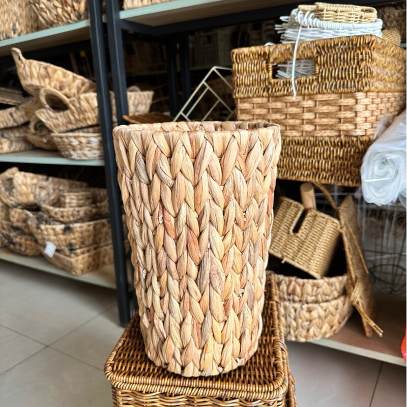 Nordic-Style Household Gourd-Shaped Straw Storage Basket for Living Room, Bedroom, Kitchen, Bathroom, Round Woven Basket Nordic-Style Household Gourd-Shaped Straw Storage Basket for Living Room, Bedroom, Kitchen, Bathroom, Round Woven Basket