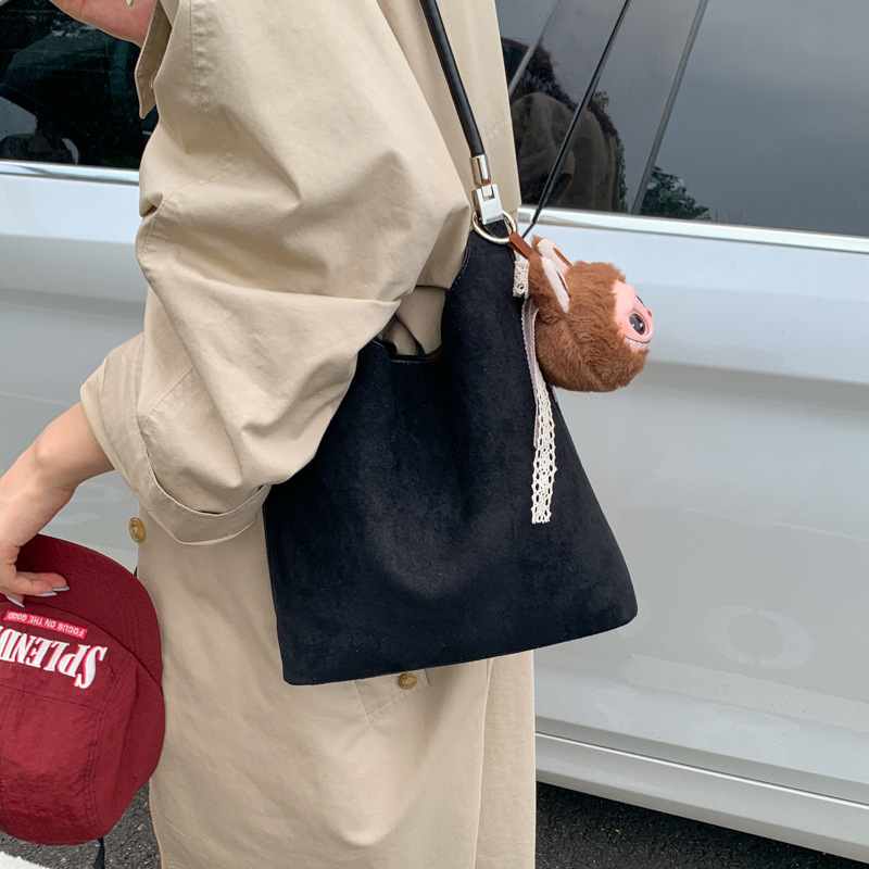 Bolsa de mano simple, bolso de hombro de mano, bolso de invierno de mujeres 2025, nuevo estilo universal de alta calidad, bolso de cubo de lujo ligero