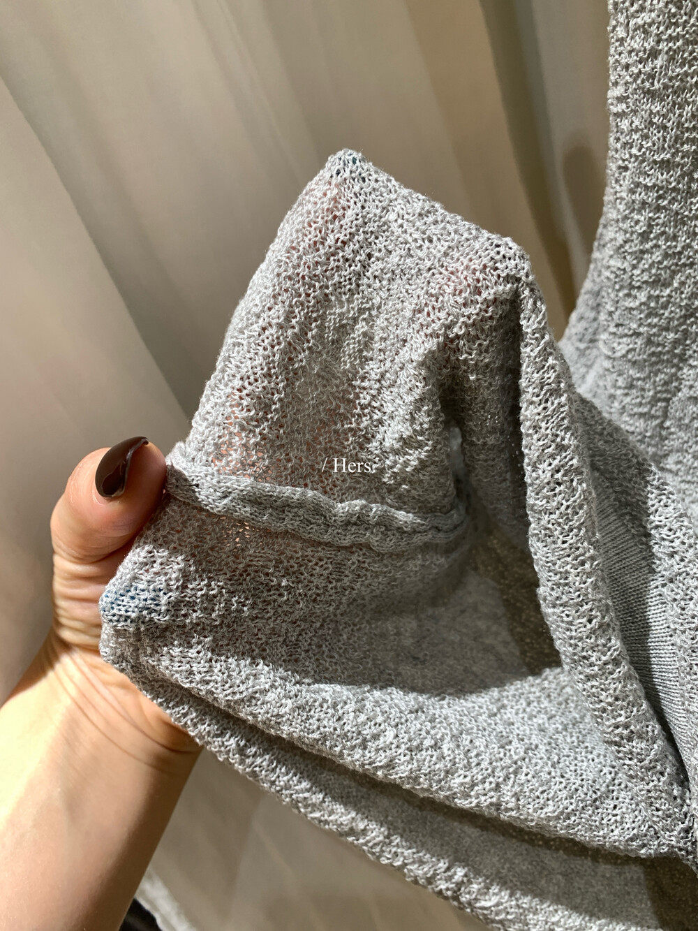 Áo hai dây nữ thiết kế Hàn Quốc chất liệu vải có họa tiết nổi, mặc ngoài hoặc mặc trong, tôn dáng thanh lịch — màu đen, màu xám, màu mơ, màu đỏ chi tiết 27