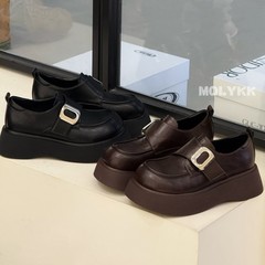 レトロな茶色の厚い底が高くなっています。