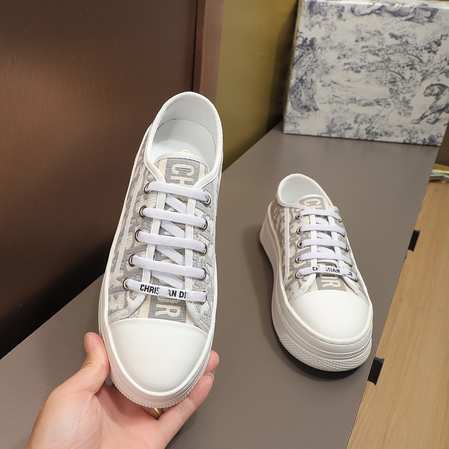 2025 botones de lona bordados de fondo grueso de verano nuevos zapatos casuales altos y versátiles zapatos deportivos para mujeres diarios