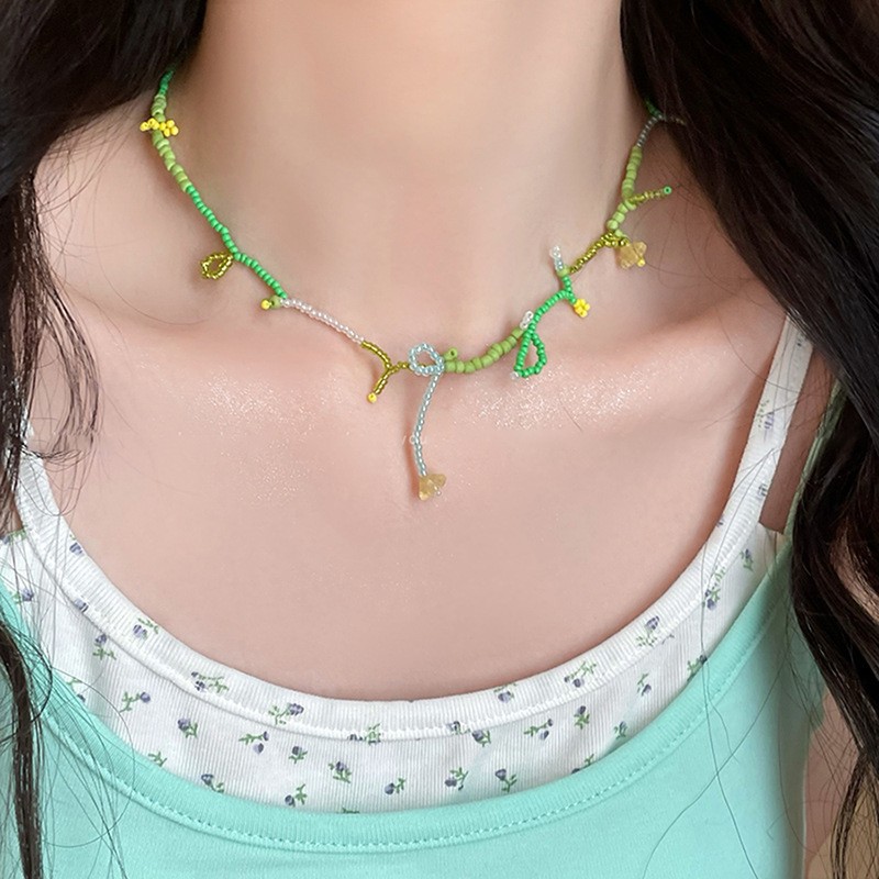 Collar con colgante de cuentas de estrella de color de verano, dulce femenino, pequeña cadena de clavícula fresca, estilo de vacaciones, collar de todo fósforo de nicho