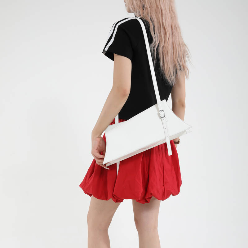 Bolso grande de diseño de nicho 2025 verano nuevo bolso femenino bolso de hombro de textura de alta gama charol brillante bolso de mensajero marea