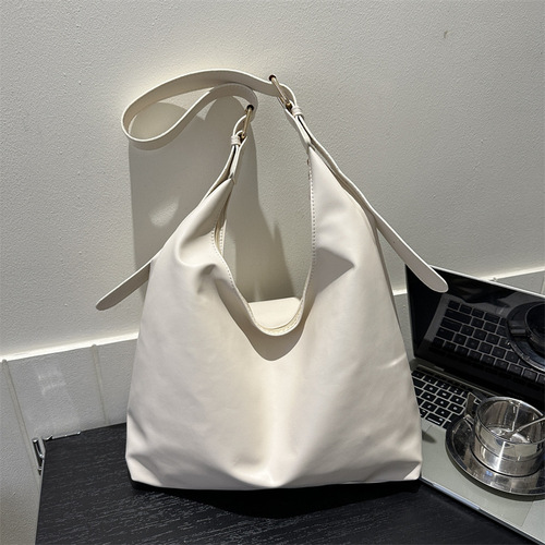 Large-capacity, fashionable, commuter-quality single-shoulder bag for women— winter new arrival, versatile, chic, textured tote bag for women.