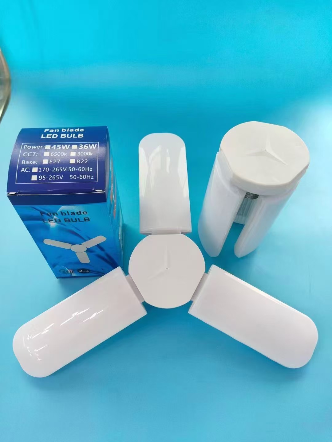 Lámpara transfronteriza de tres hojas de cuatro hojas de cinco hojas de lámpara LED ahorro de energía e27 creativo de tornillo de hoja de ventilador plegable brillante de alta potencia