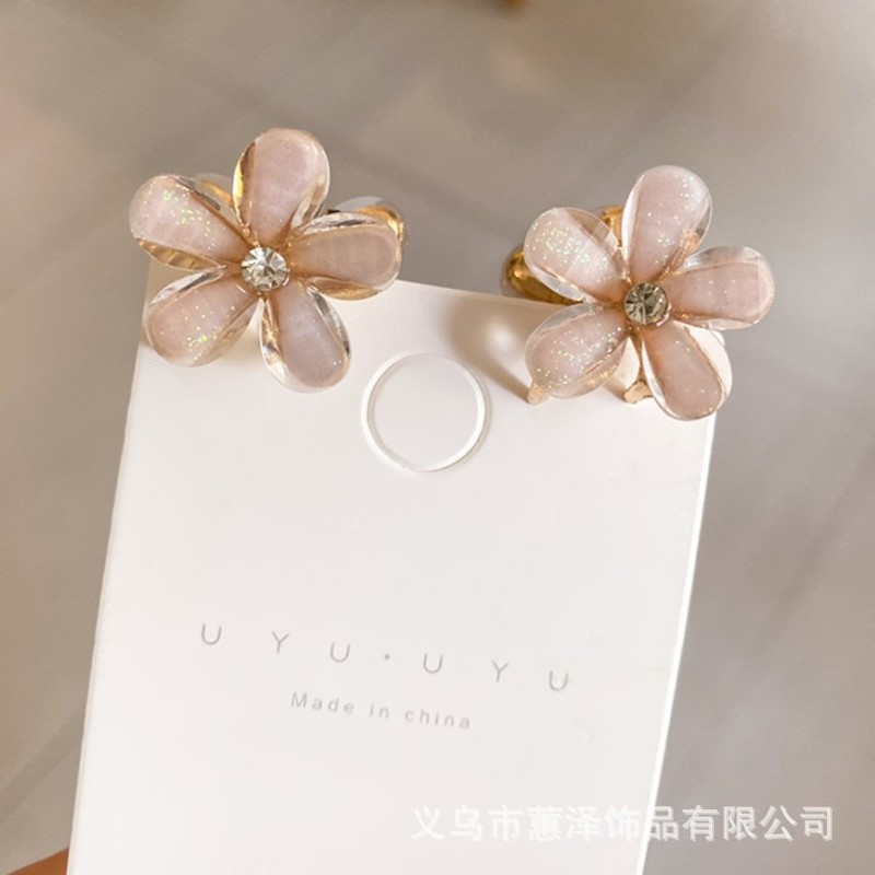 子供の水晶の花の小さいつかみの女の子のサイドは髪を挟みます。|undefined