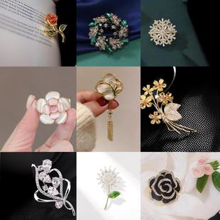 Pearl Flower Brooch 2024 New Fashion Versatile Anti-Exposure Buckle Snowflake Brooch Elegant Corsage Factory Wholesale